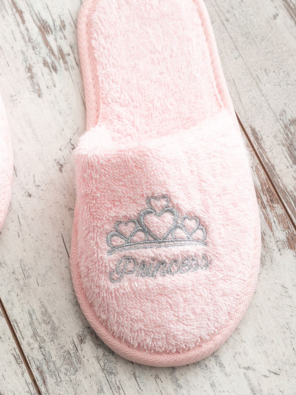 Домашние тапочки для девочки с вышивкой-2