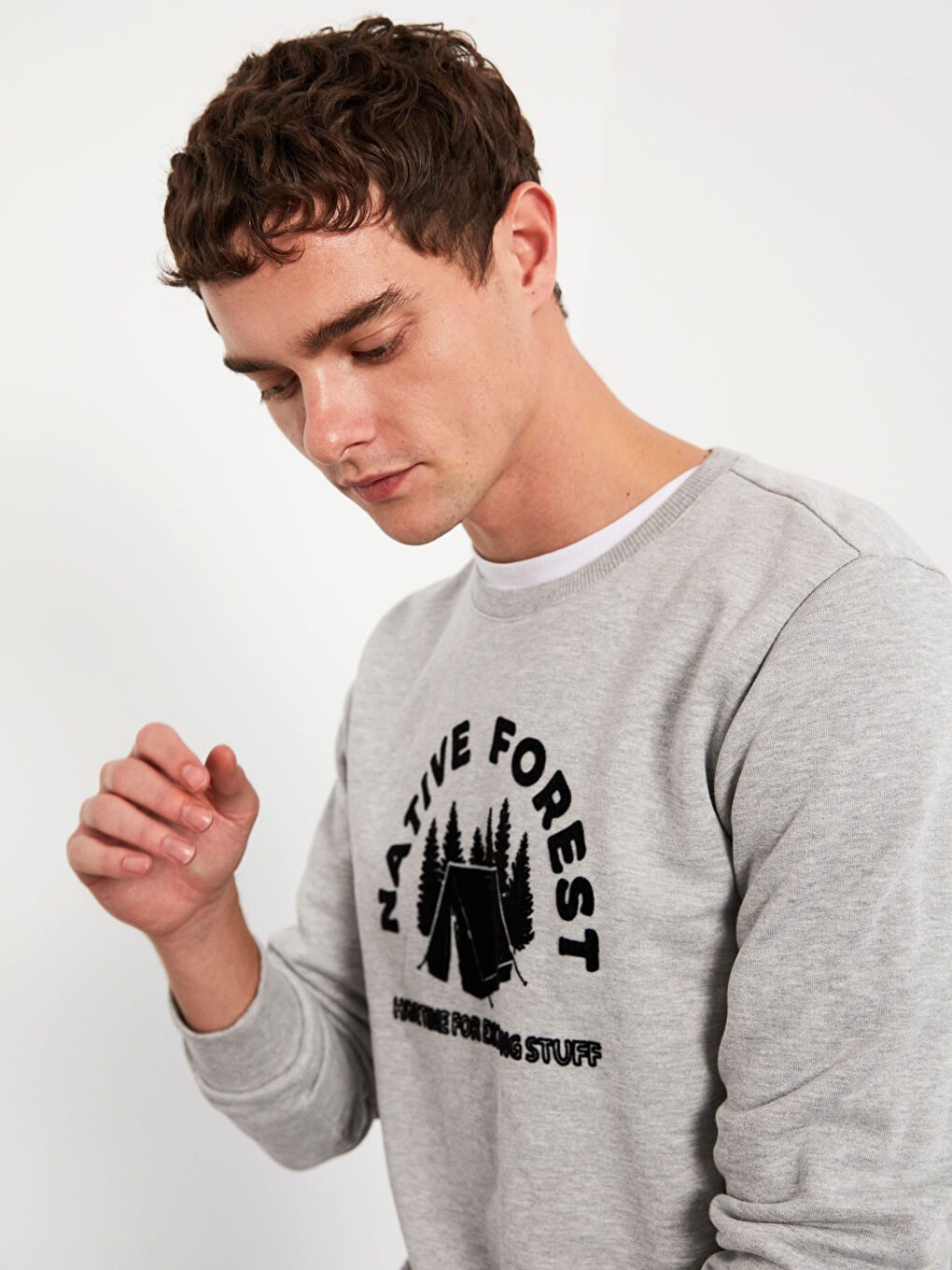 سويت شيرت ثقيل مطبوع برقبة دائرية-1