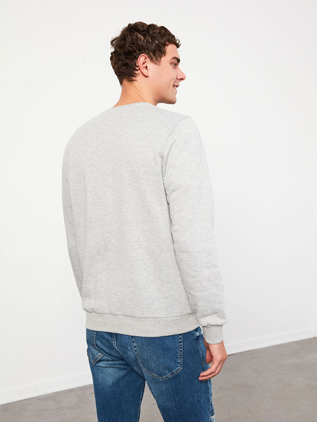 سويت شيرت ثقيل مطبوع برقبة دائرية-3