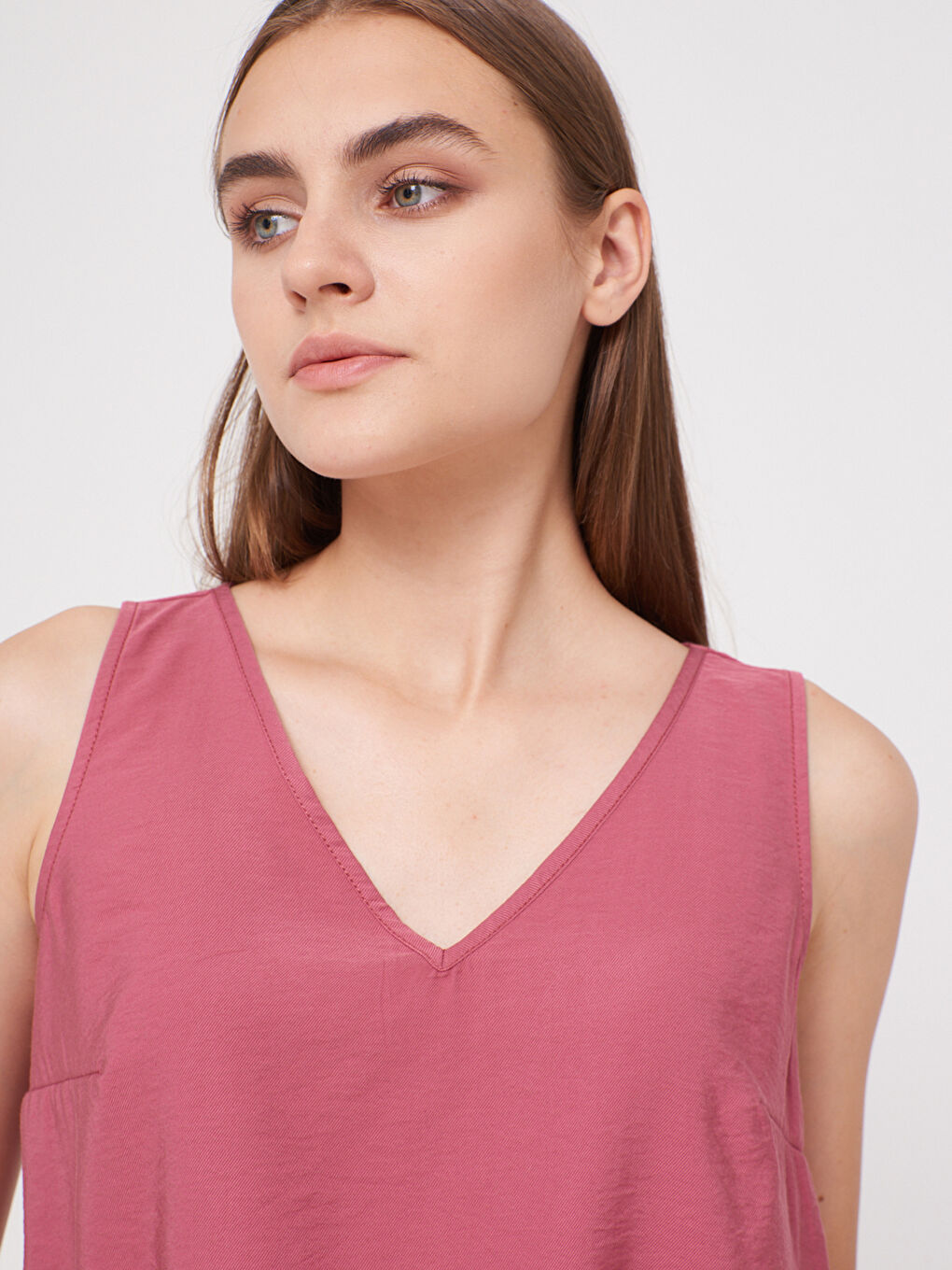 Pembe V Yaka Düz Kolsuz Krep Kadın Bluz-2