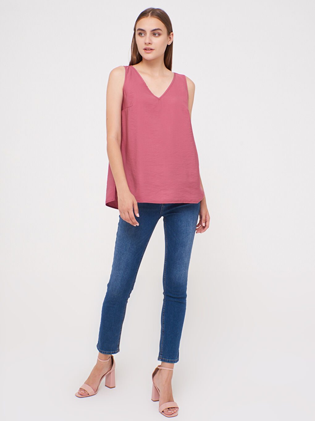 Pembe V Yaka Düz Kolsuz Krep Kadın Bluz-4