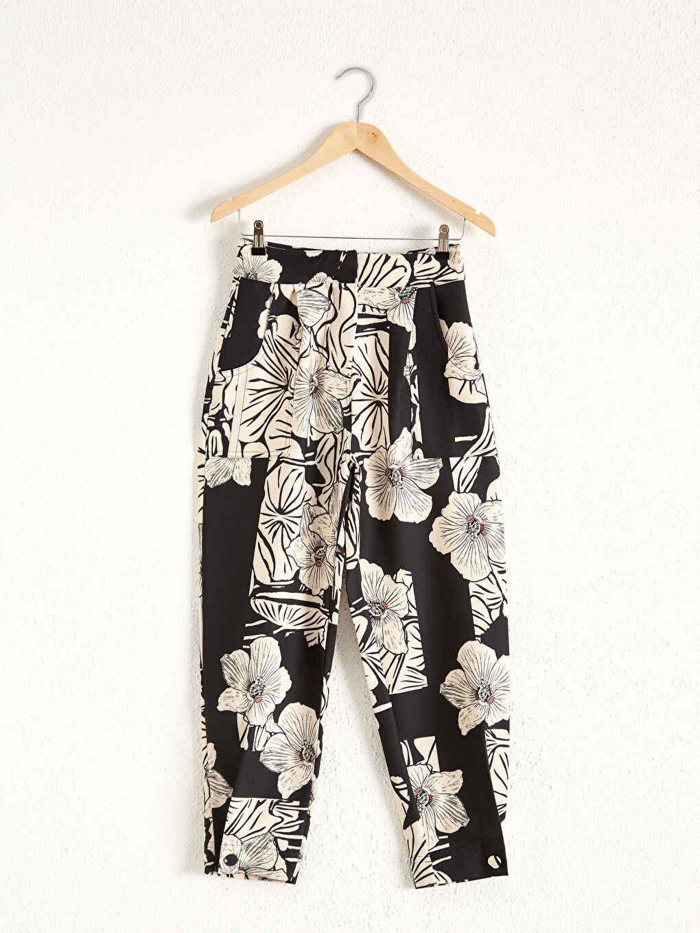 Siyah Havuç Kesim Çiçekli Kadın Pantolon-3