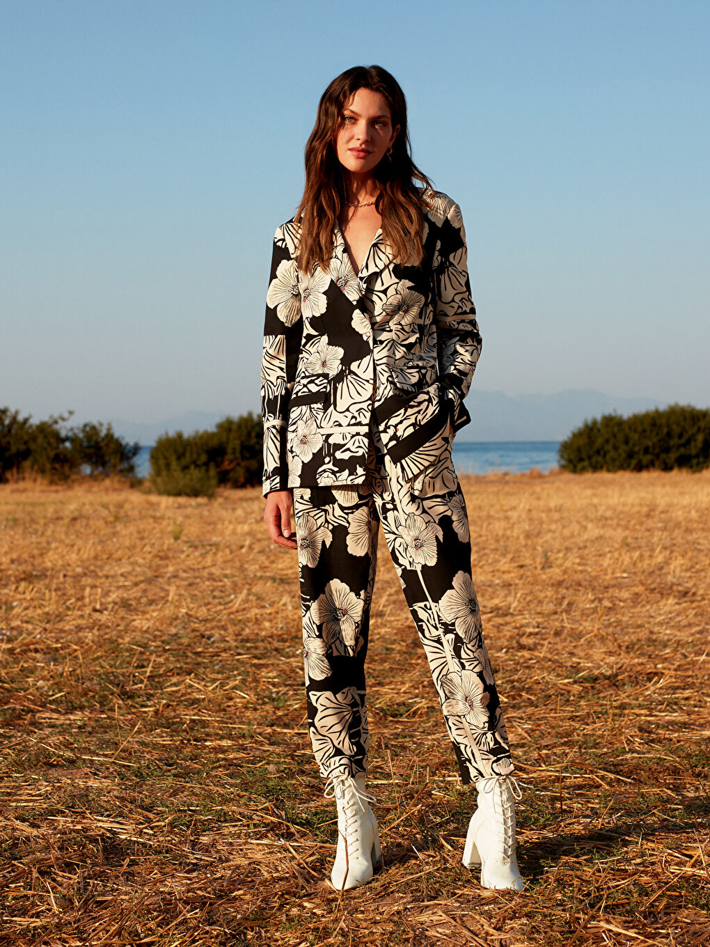 Siyah Havuç Kesim Çiçekli Kadın Pantolon-1