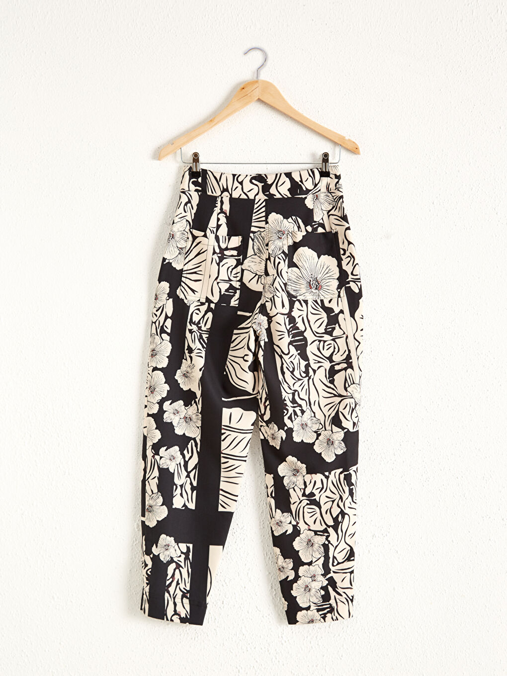 Siyah Havuç Kesim Çiçekli Kadın Pantolon-4