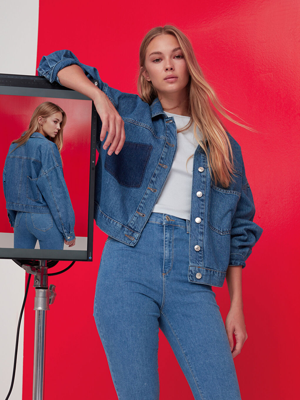 Zerrissene Jeansjacke mit Taschen-Detail