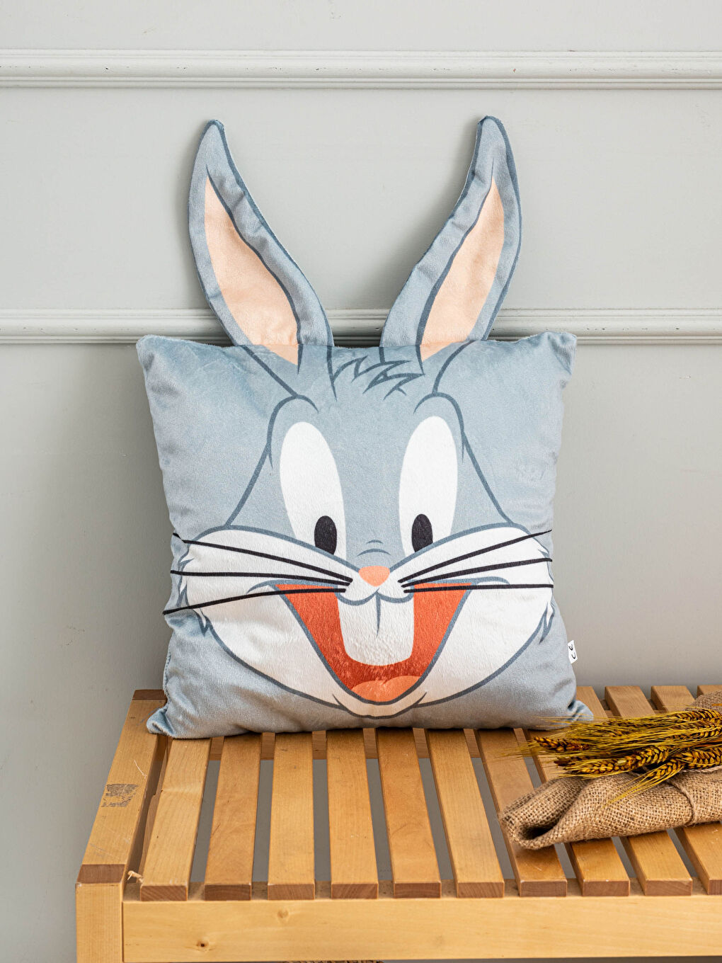 Декоративная подушка с принтом Багз Банни-1