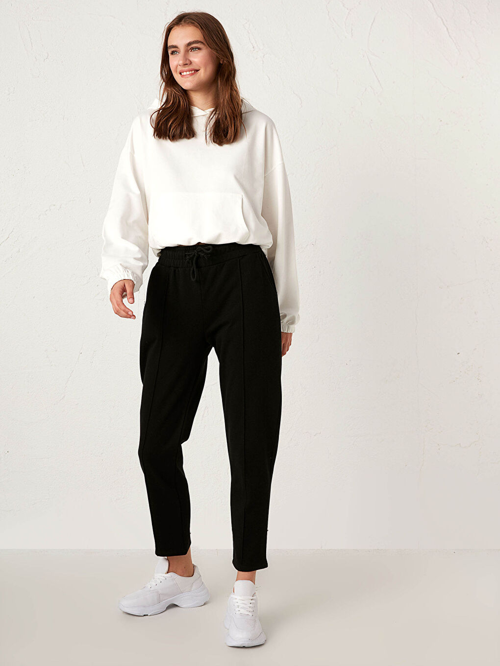 Спортивные брюки с эластичной резинкой на талии-4