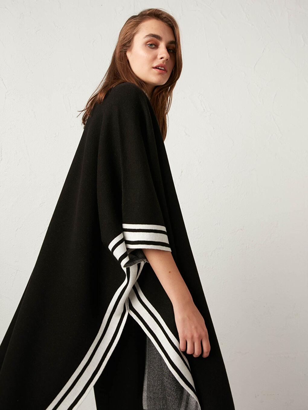 Siyah Şerit Detaylı Triko Panço-1
