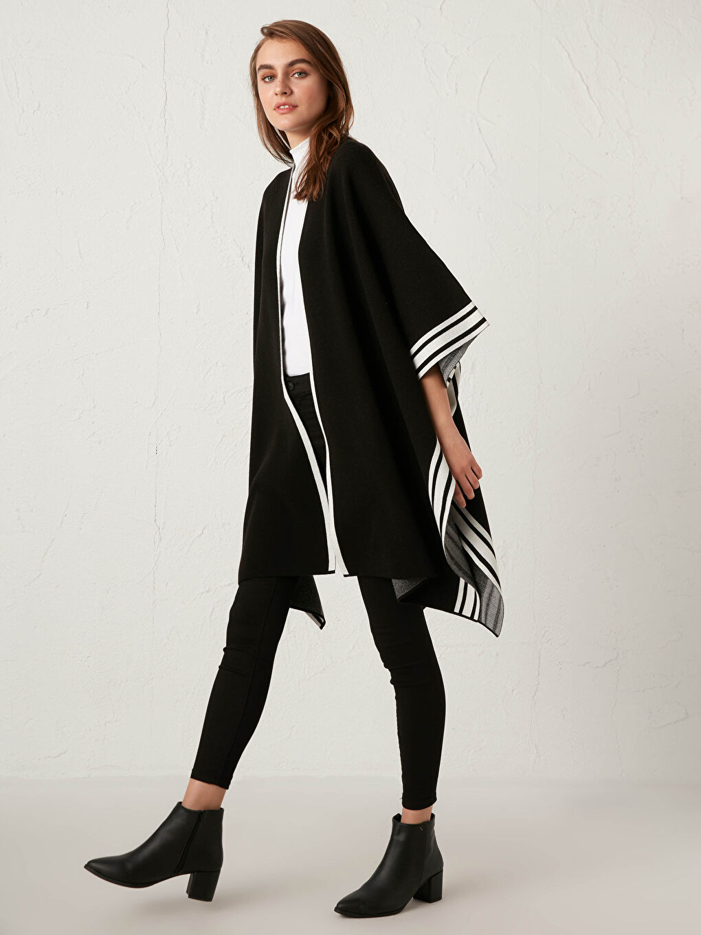 Siyah Şerit Detaylı Triko Panço-2