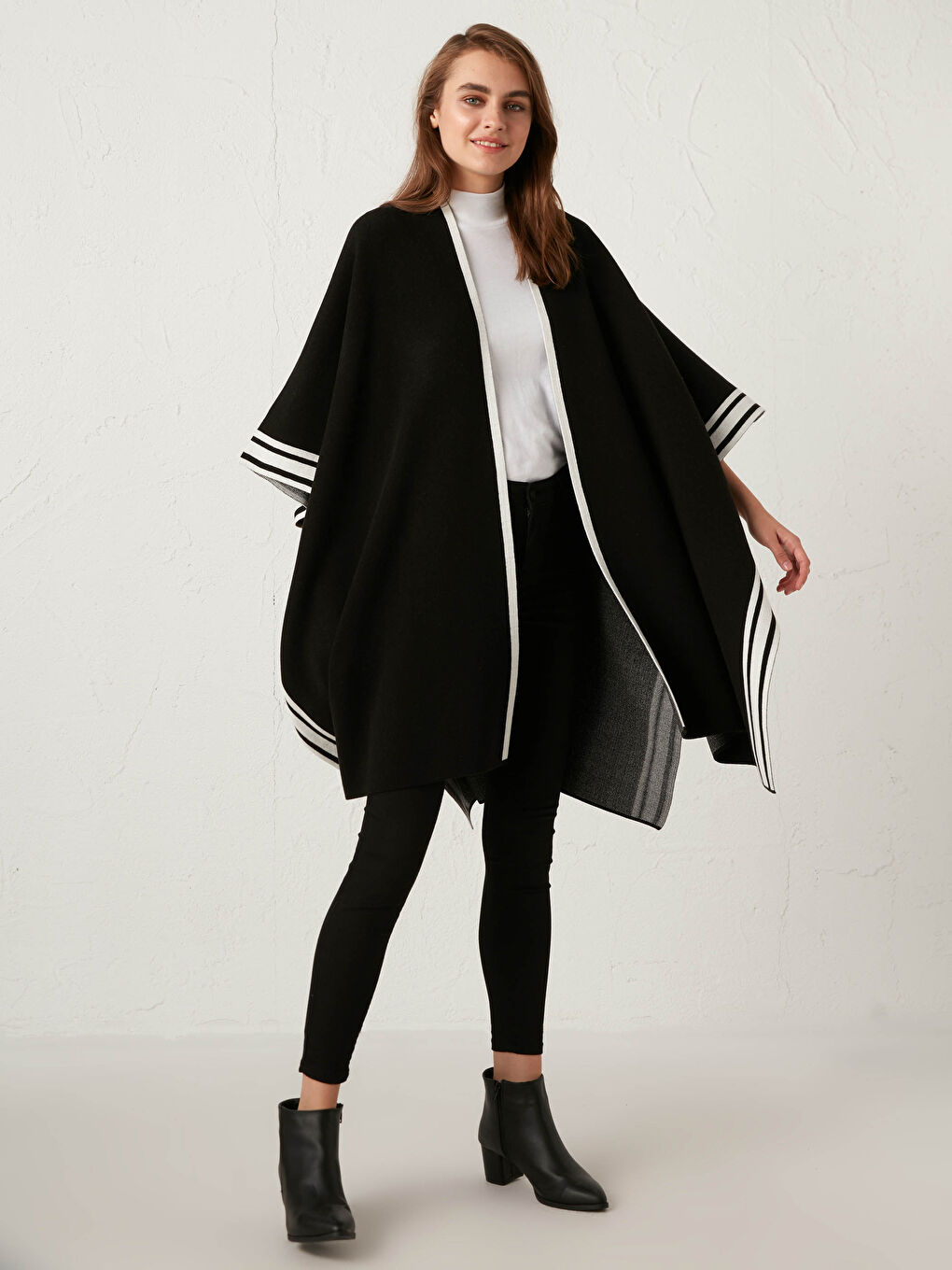 Siyah Şerit Detaylı Triko Panço-3