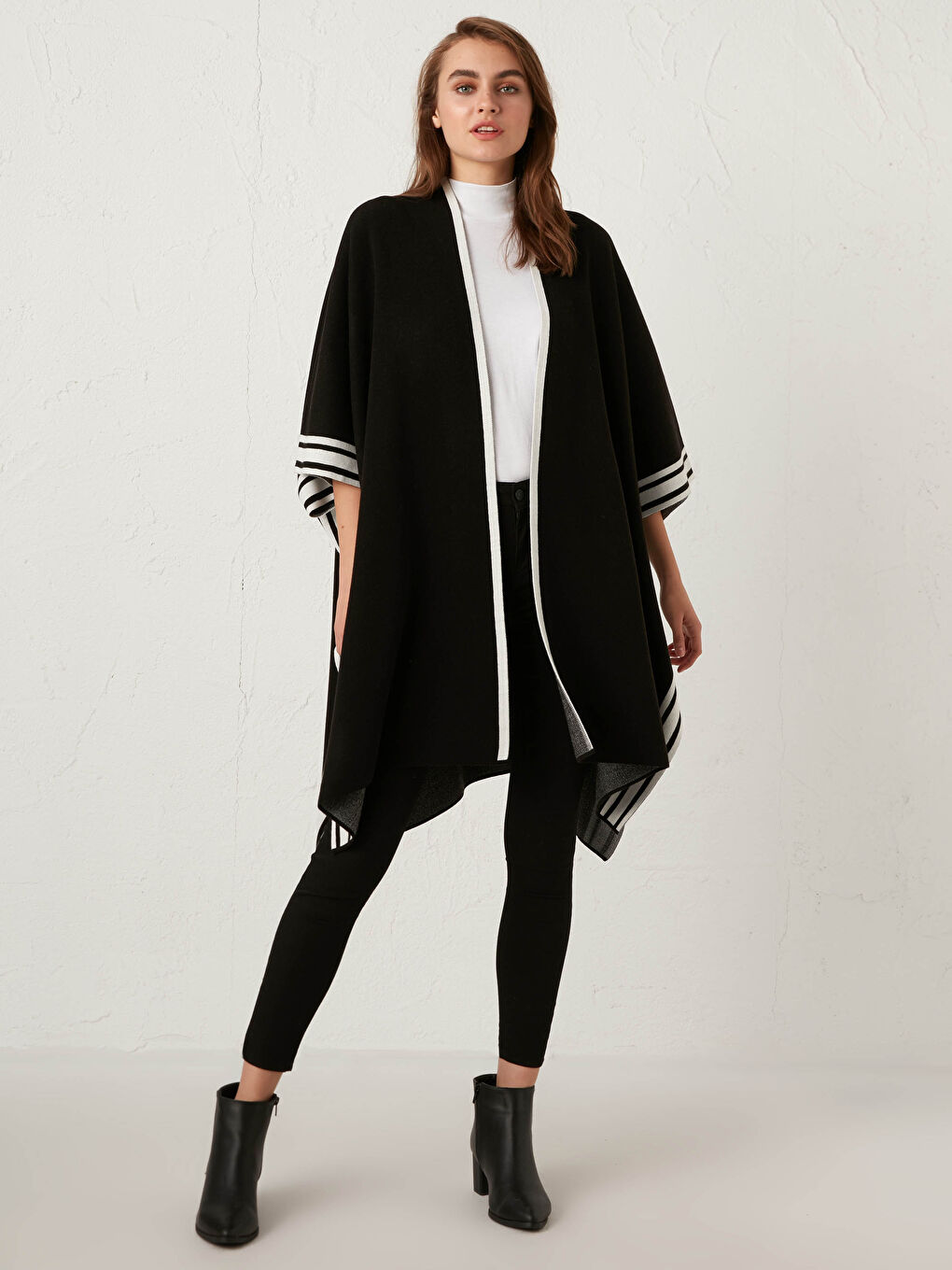 Siyah Şerit Detaylı Triko Panço-4