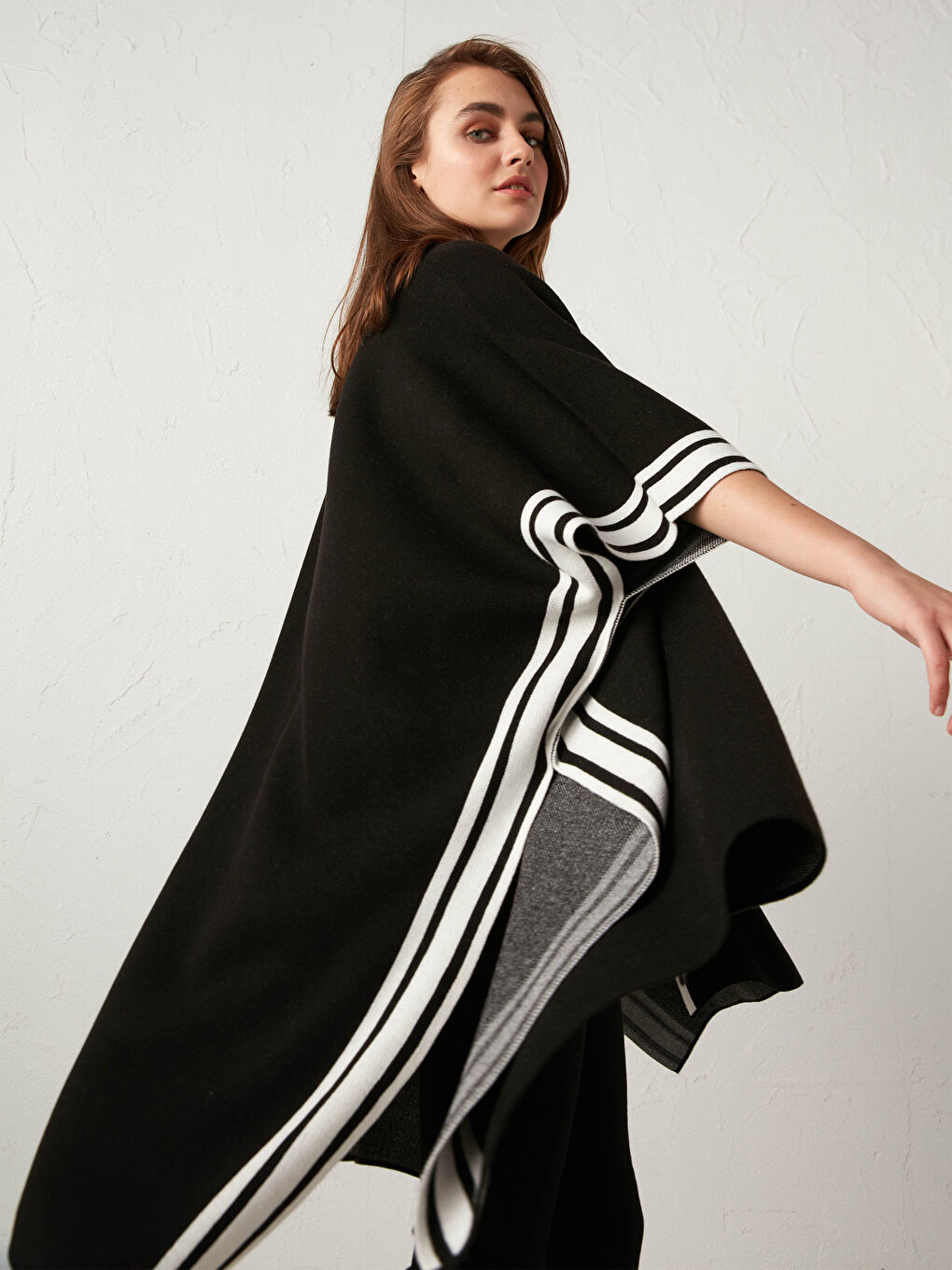 Siyah Şerit Detaylı Triko Panço-5