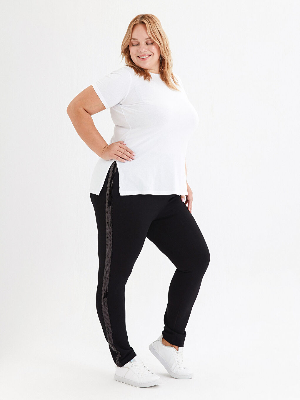 Siyah Işıltılı Şerit Detaylı Harem Pantolon-1