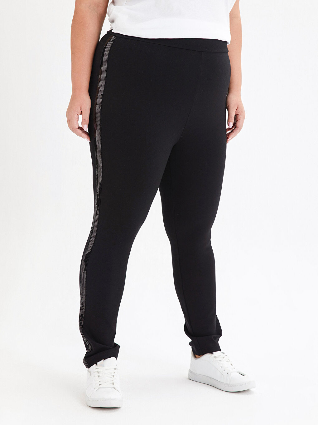 Siyah Işıltılı Şerit Detaylı Harem Pantolon-2