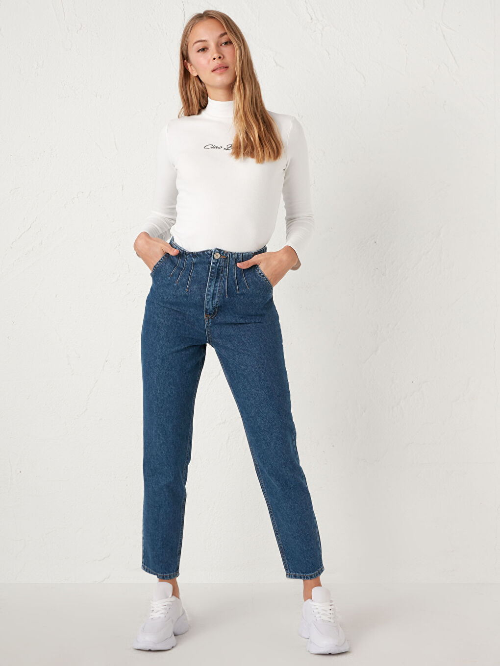 Hoch taillierte Mom Fit Damen Jeans