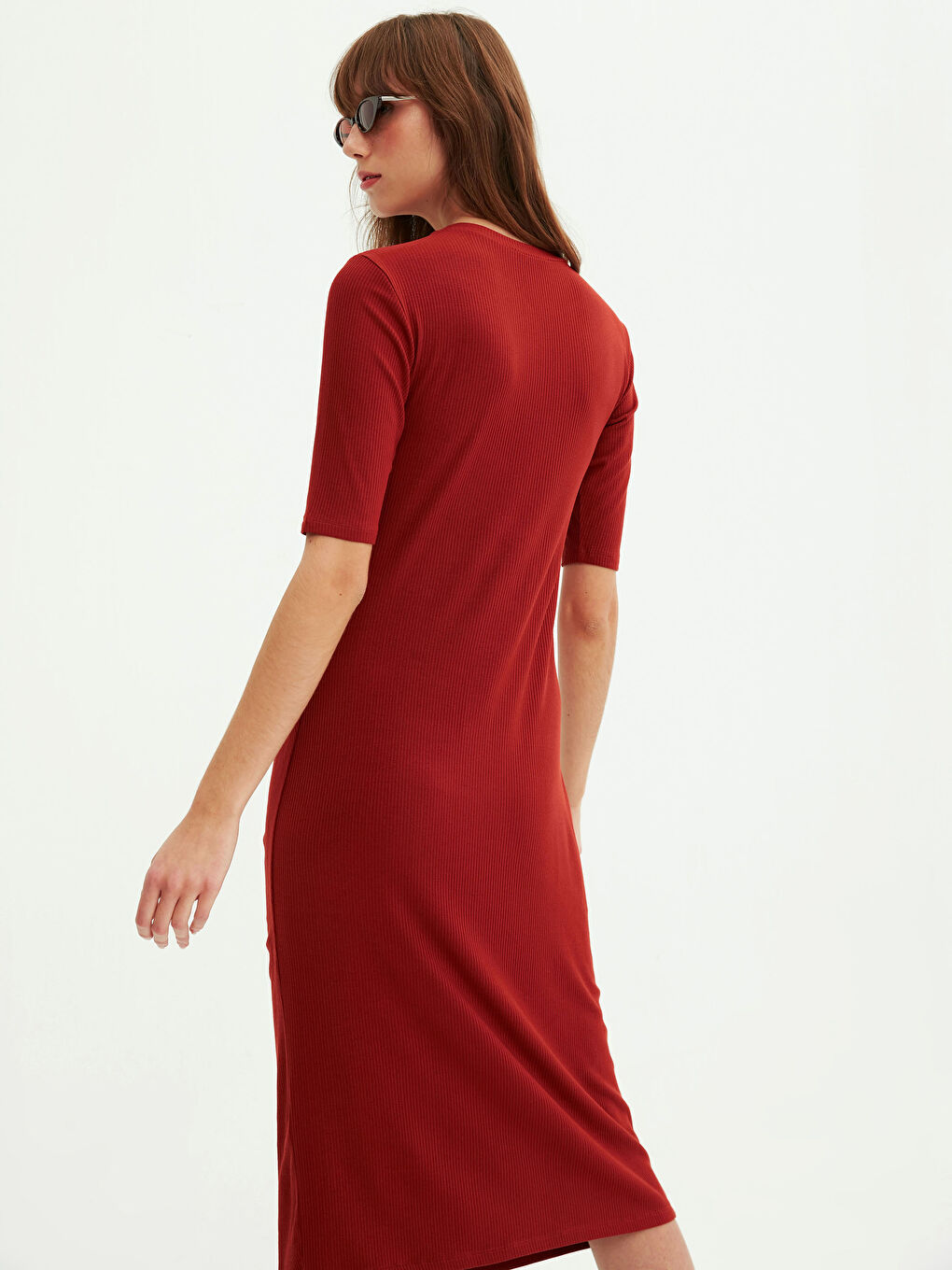 فستان للسيدات بياقة دائرية بتفاصيل كشكشة وكم قصير-4