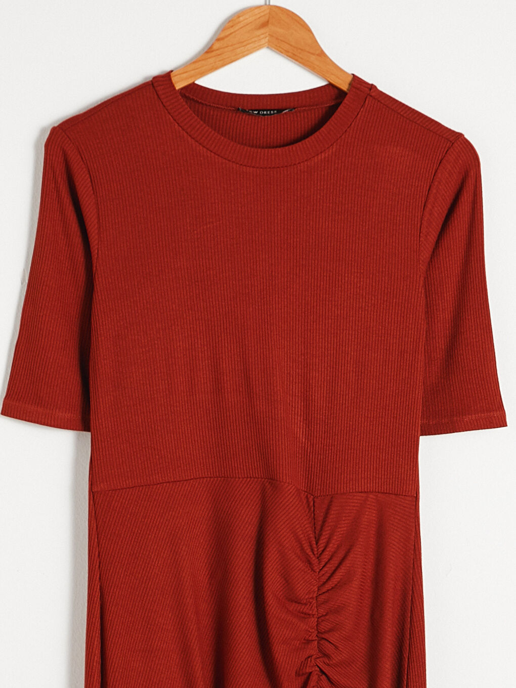 فستان للسيدات بياقة دائرية بتفاصيل كشكشة وكم قصير-7