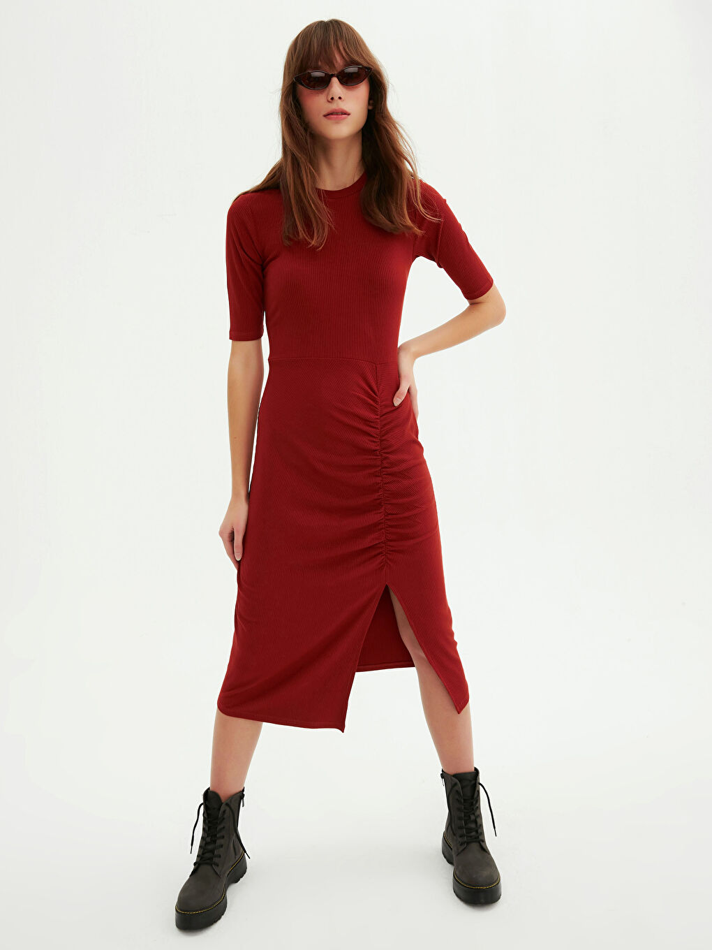 فستان للسيدات بياقة دائرية بتفاصيل كشكشة وكم قصير