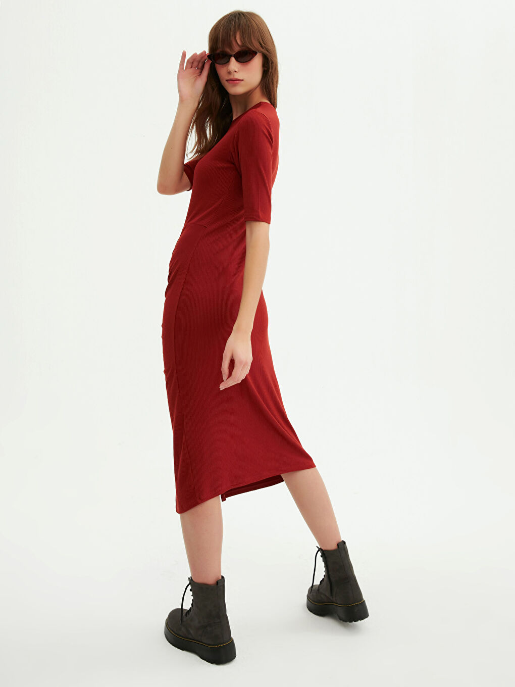 فستان للسيدات بياقة دائرية بتفاصيل كشكشة وكم قصير-1