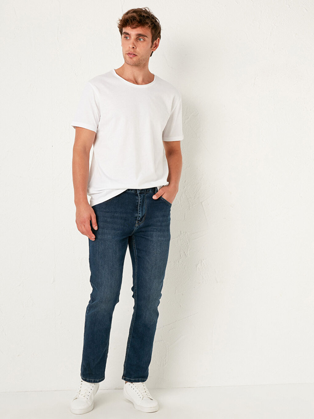 Beyaz Bisiklet Yaka Basic Penye Tişört-4