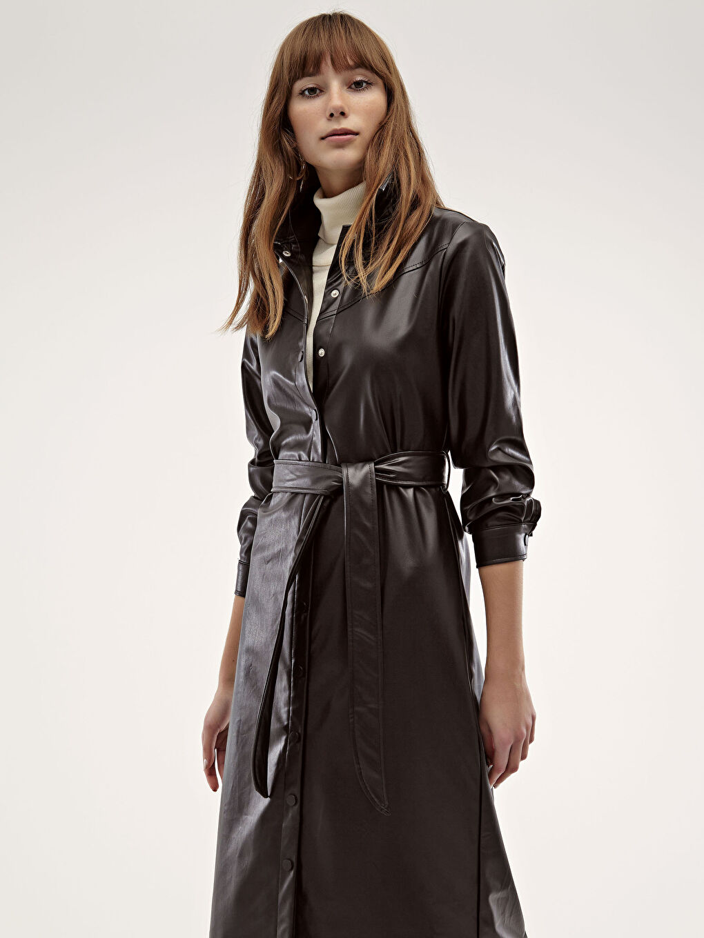 Siyah Deri Görünümlü Kuşaklı Gömlek Elbise-2