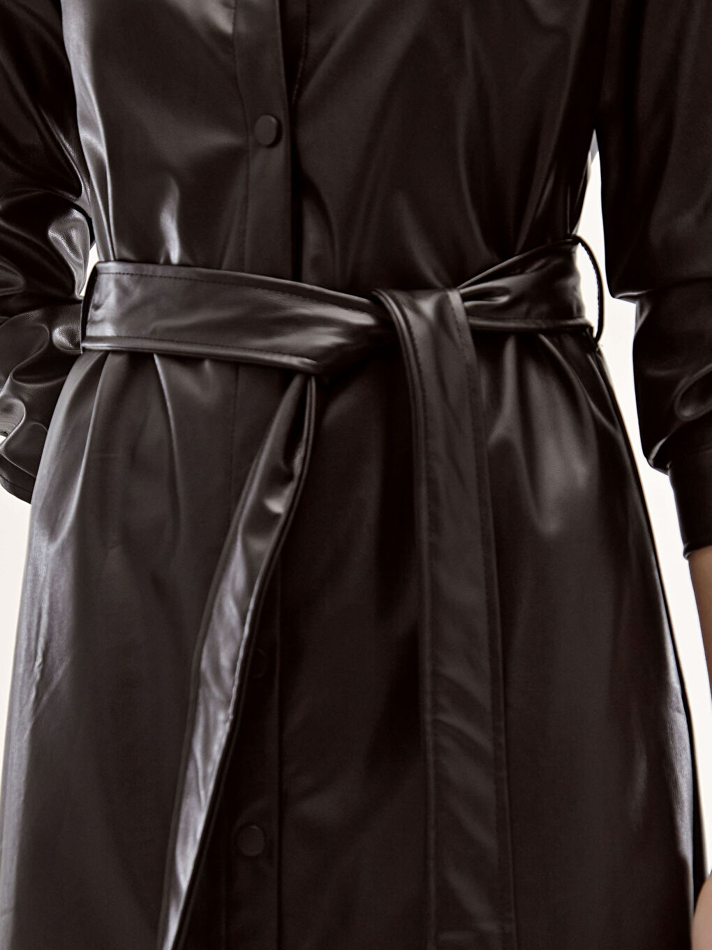 Siyah Deri Görünümlü Kuşaklı Gömlek Elbise-4