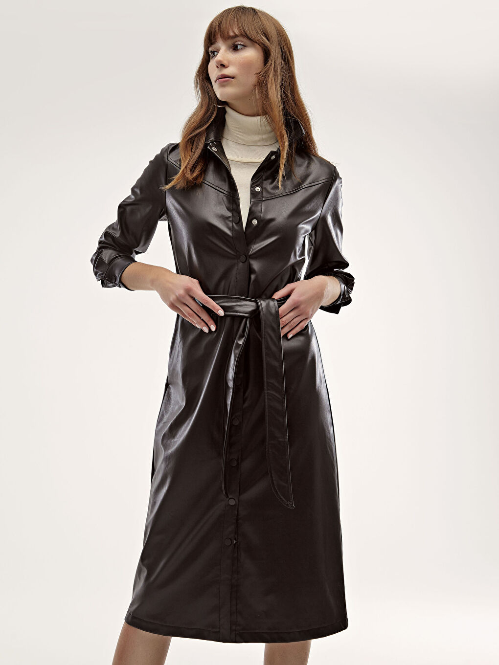 Siyah Deri Görünümlü Kuşaklı Gömlek Elbise