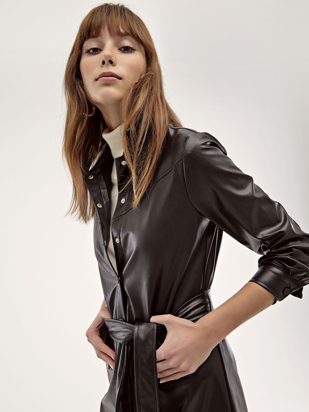 Siyah Deri Görünümlü Kuşaklı Gömlek Elbise-1