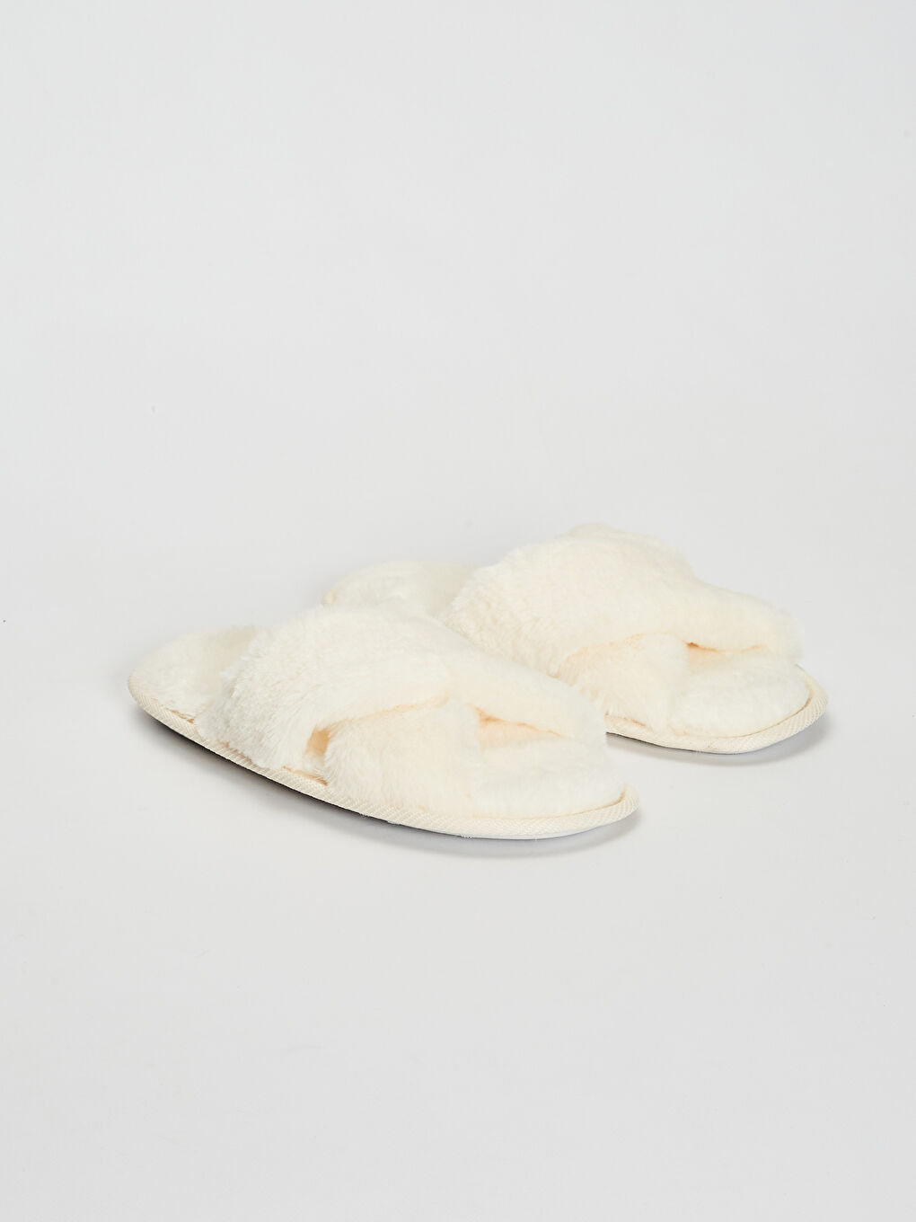 Beyaz Kadın Peluş Çapraz Bantlı Ev Terliği