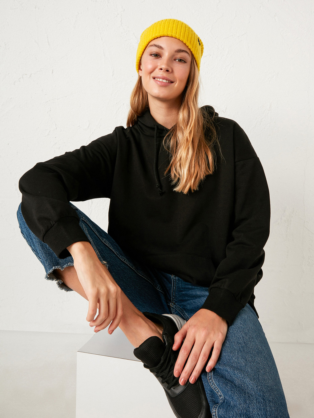 Siyah Kapüşonlu Basic Sweatshirt-1