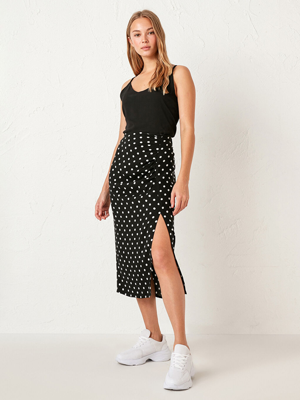 Siyah Standart Fit Yırtmaçlı Kadın Kalem Etek