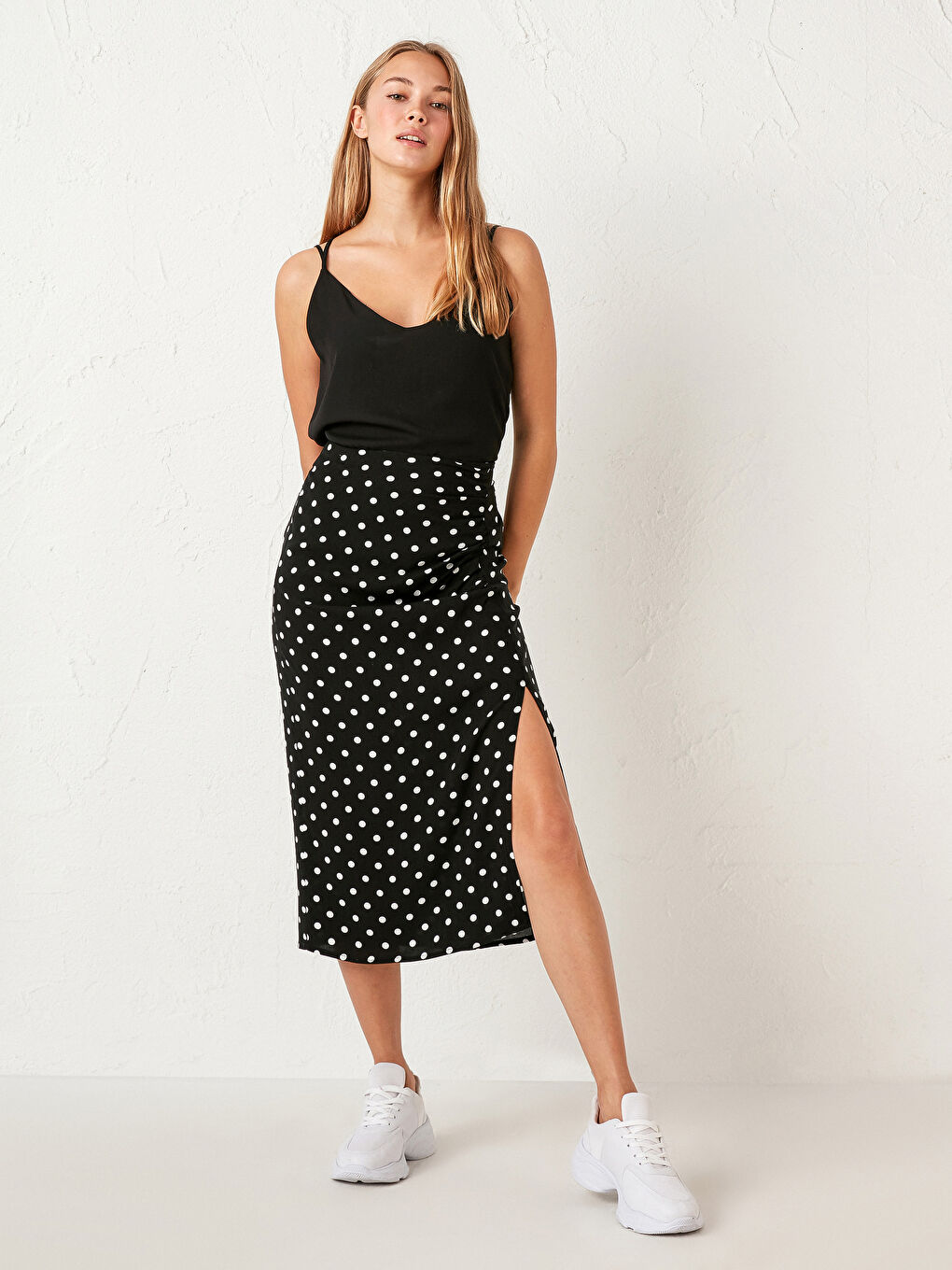 Siyah Standart Fit Yırtmaçlı Kadın Kalem Etek-1