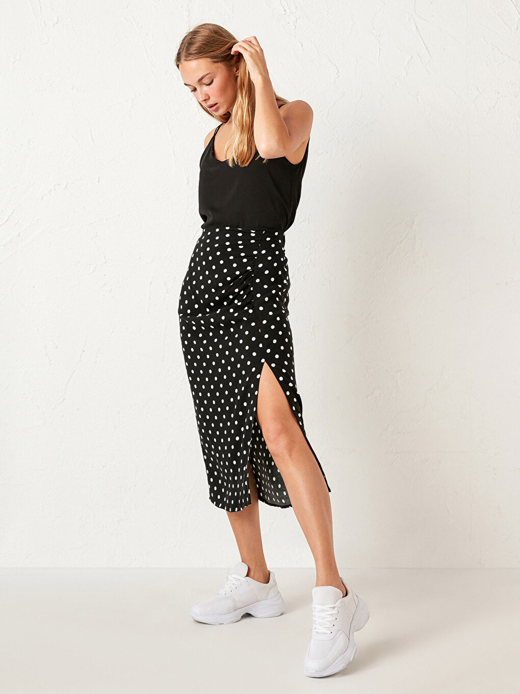 Siyah Standart Fit Yırtmaçlı Kadın Kalem Etek-2