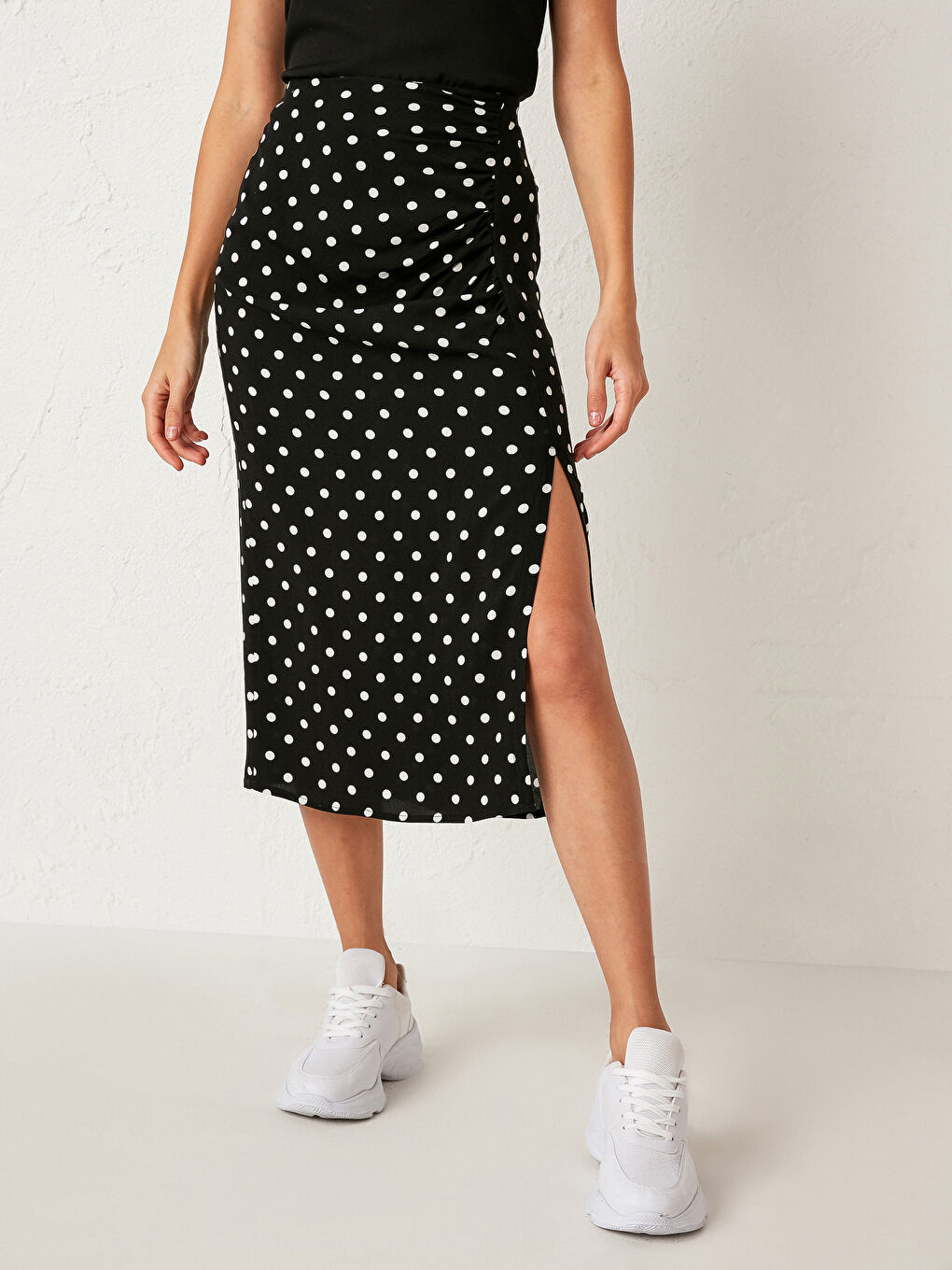 Siyah Standart Fit Yırtmaçlı Kadın Kalem Etek-3