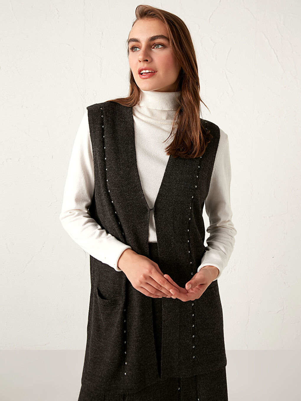 Antrasit Aplike Detaylı Triko Yelek-1