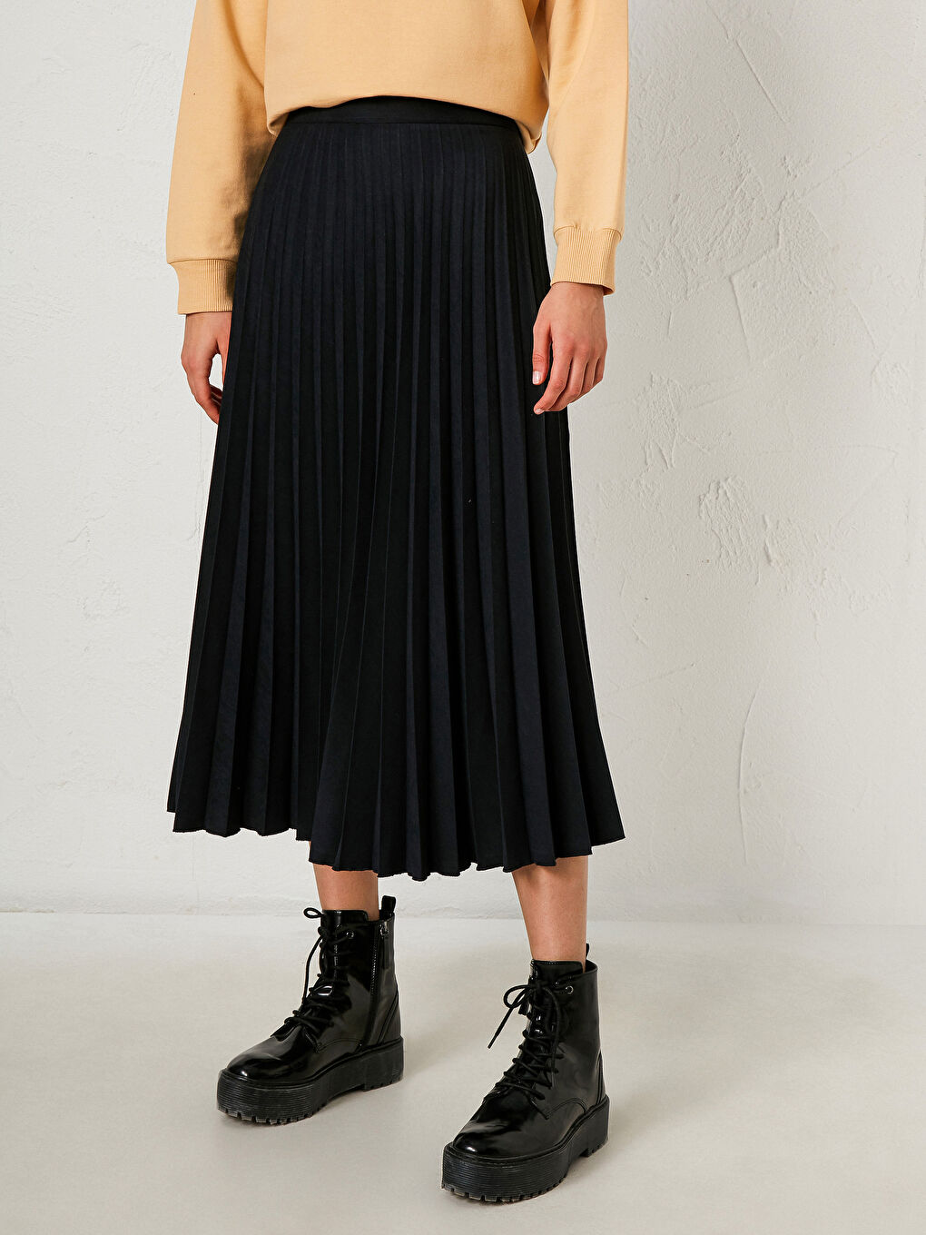 Siyah Süet Görünümlü Pileli Uzun Etek-1