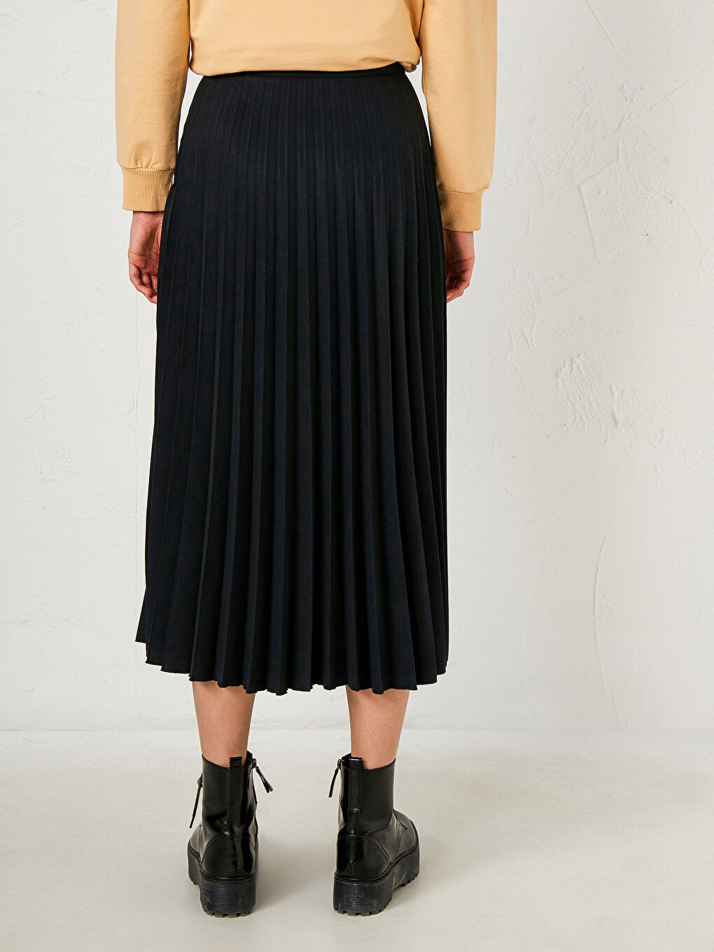 Siyah Süet Görünümlü Pileli Uzun Etek-2