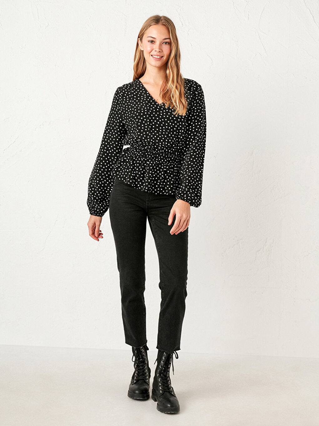 Siyah Fırfır Detaylı Puantiyeli Bluz-2