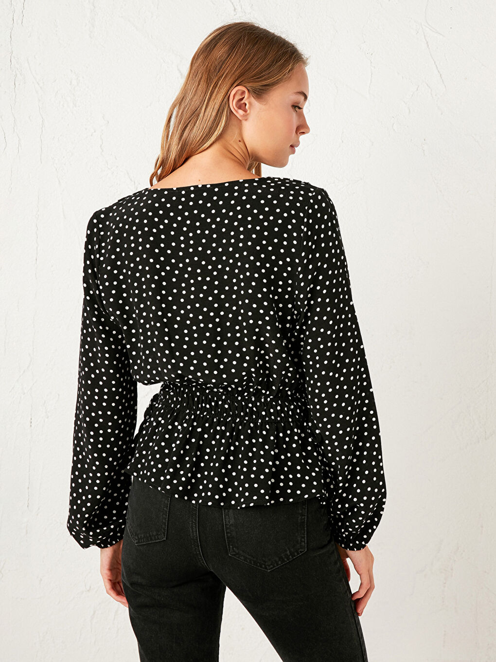 Siyah Fırfır Detaylı Puantiyeli Bluz-4