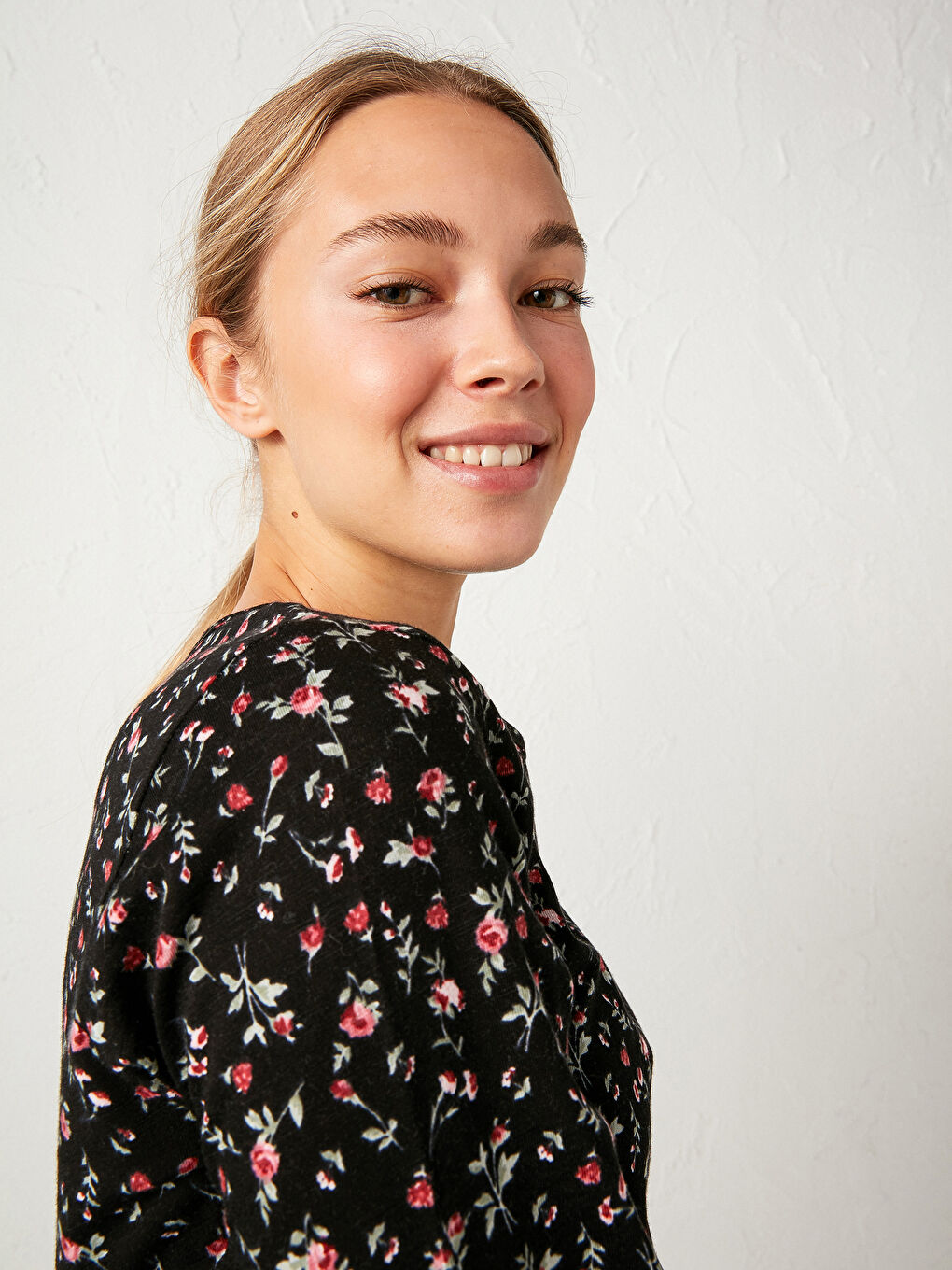 Siyah Çiçek Desenli Pamuklu Tişört-2