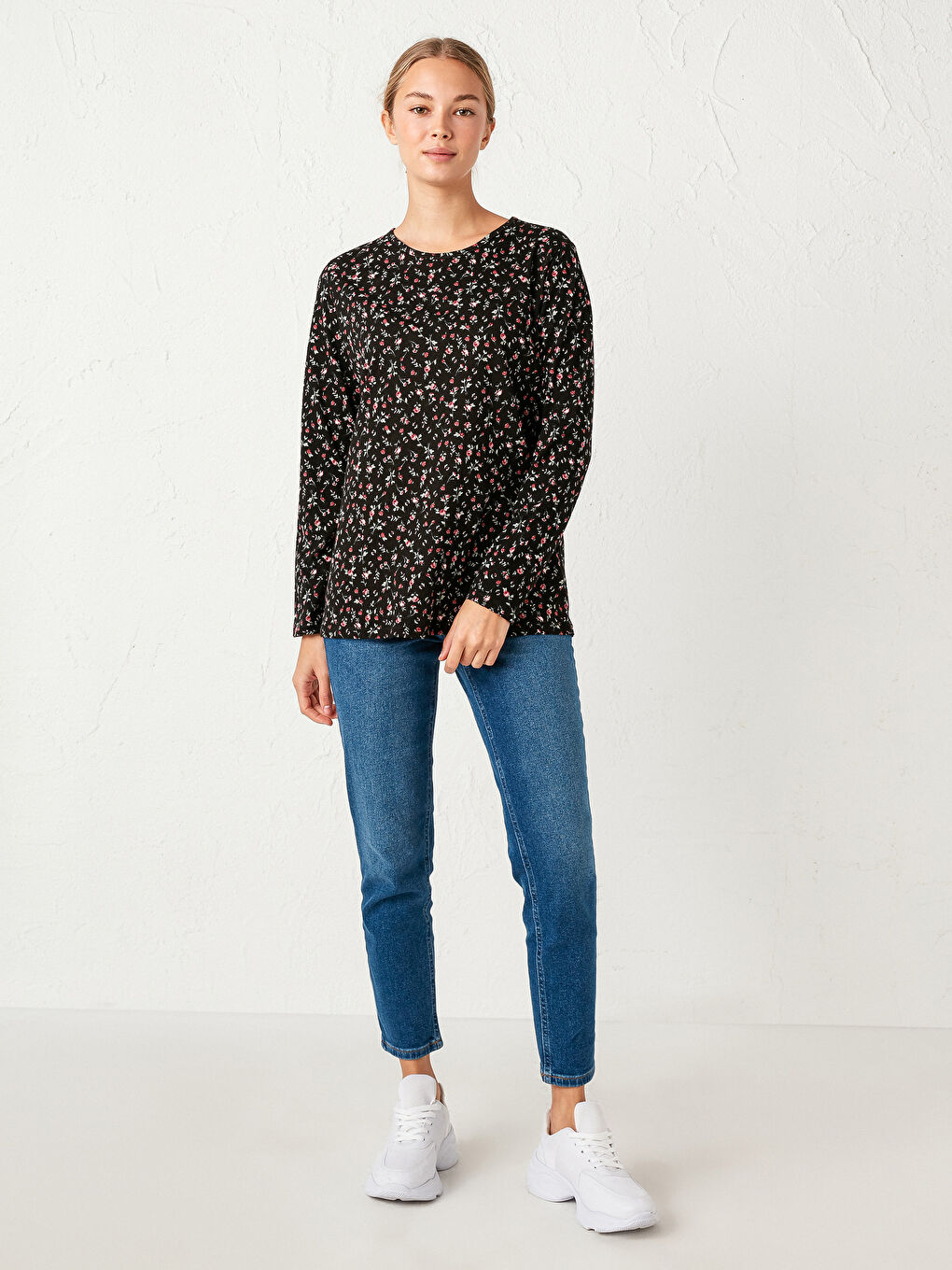 Siyah Çiçek Desenli Pamuklu Tişört-3