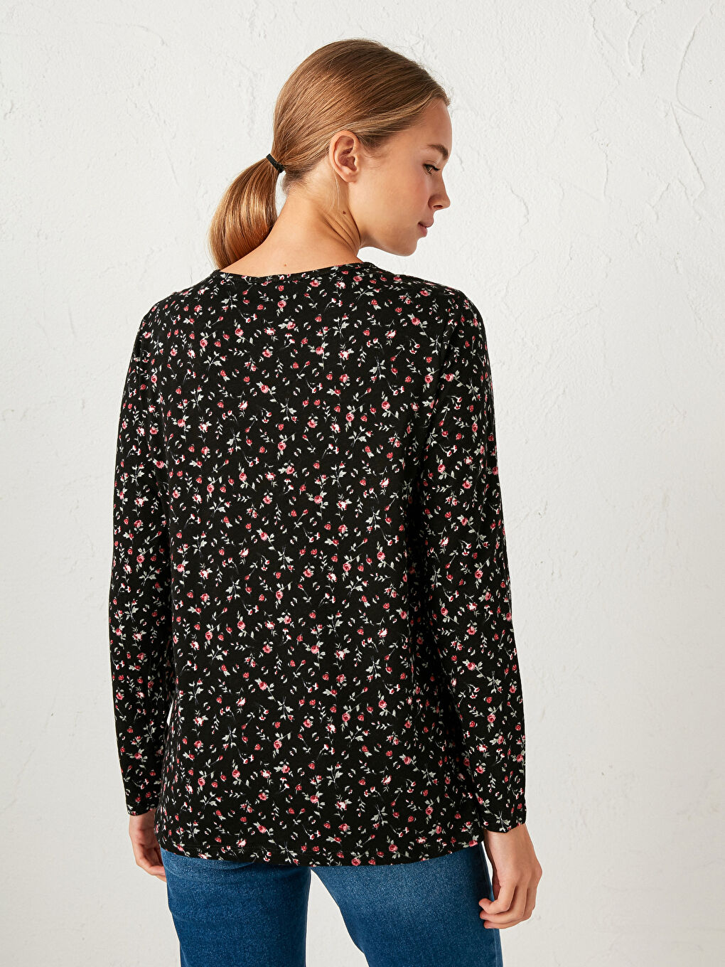 Siyah Çiçek Desenli Pamuklu Tişört-4