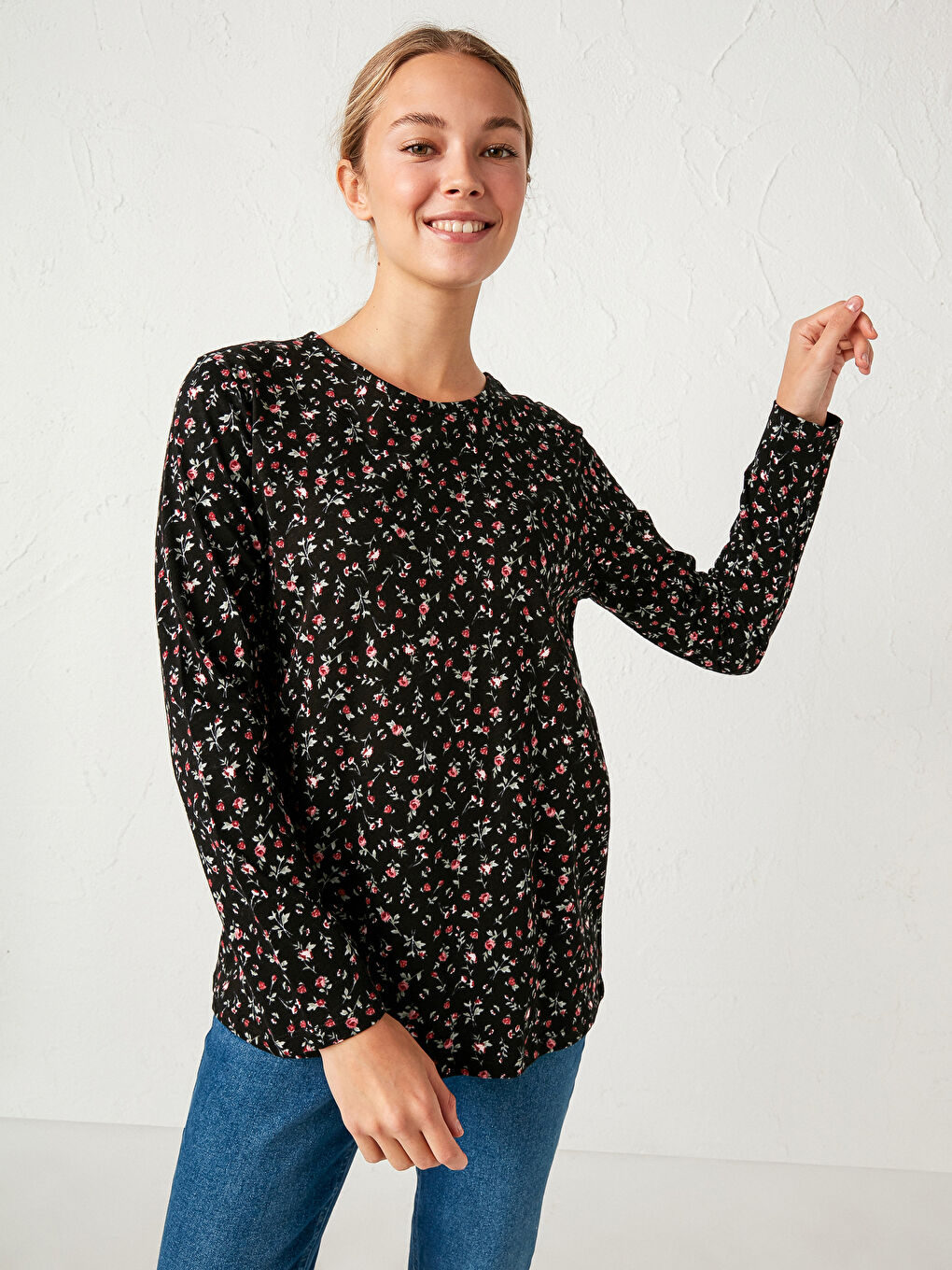 Siyah Çiçek Desenli Pamuklu Tişört