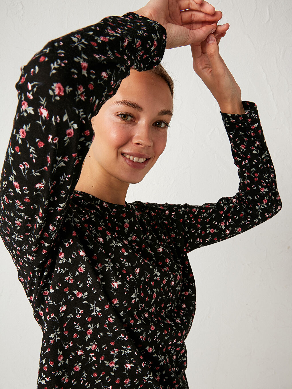 Siyah Çiçek Desenli Pamuklu Tişört-1