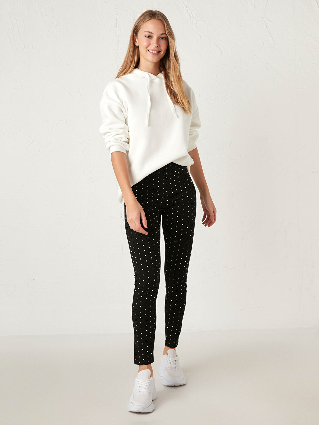 Siyah Pamuklu Puantiyeli Tayt