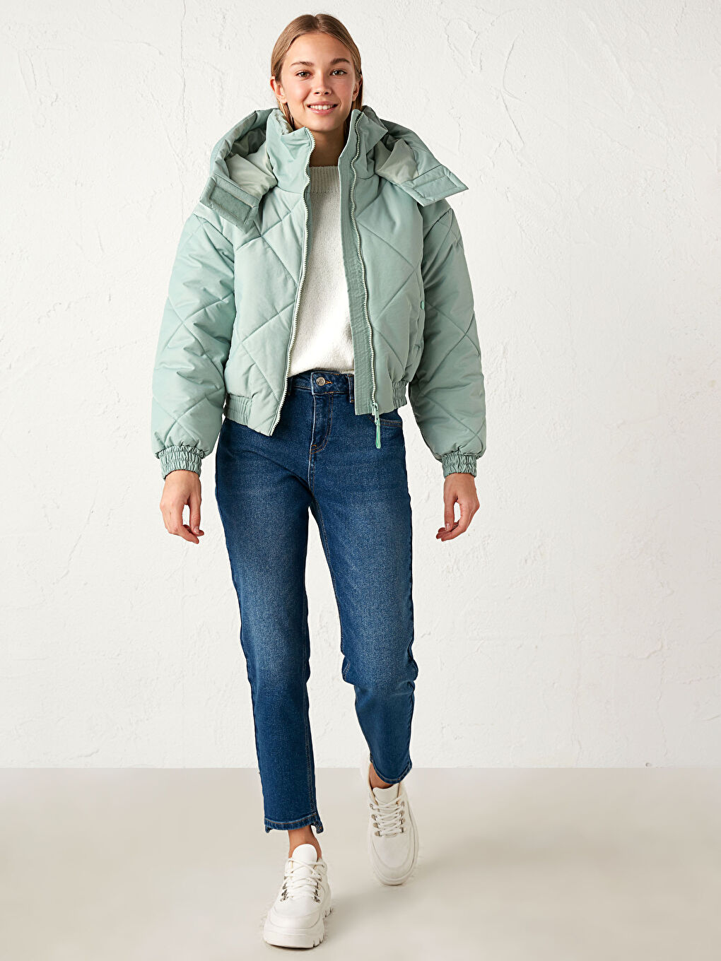 Женский пуховик с капюшоном и длинным рукавом-3