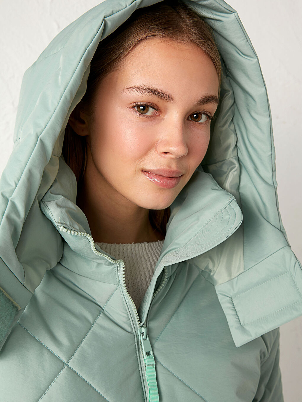 Женский пуховик с капюшоном и длинным рукавом-4