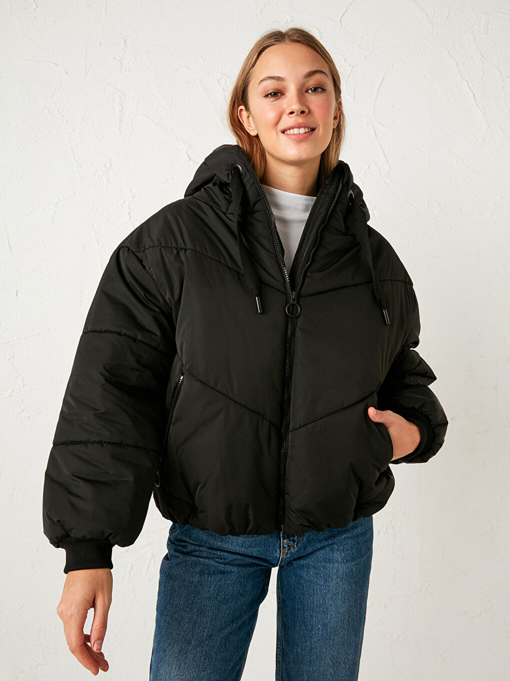 Siyah Kapüşonlu Uzun Kollu Kadın Şişme Mont