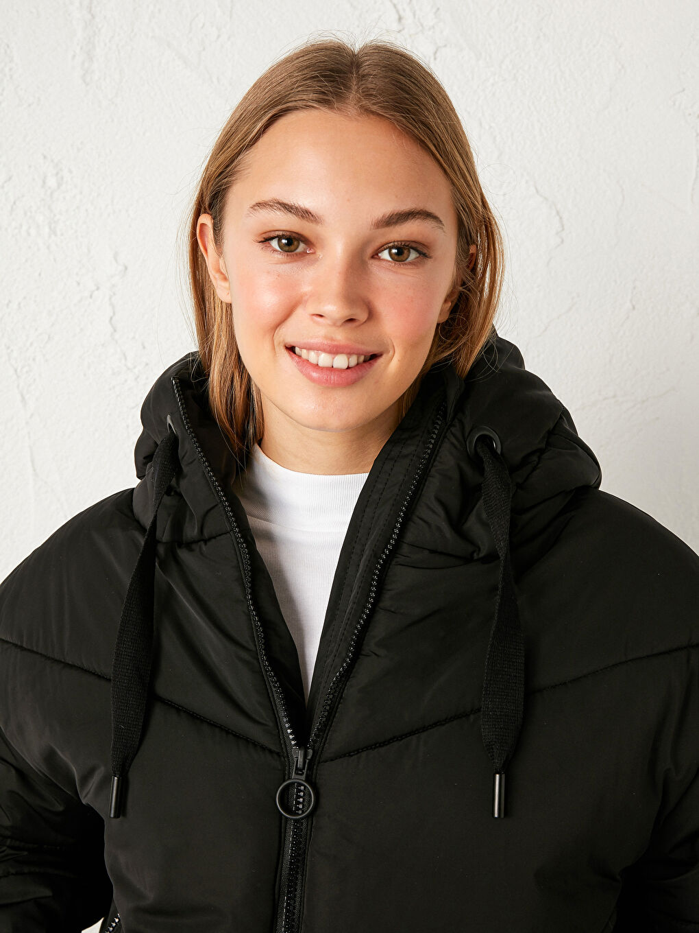 Siyah Kapüşonlu Uzun Kollu Kadın Şişme Mont-1