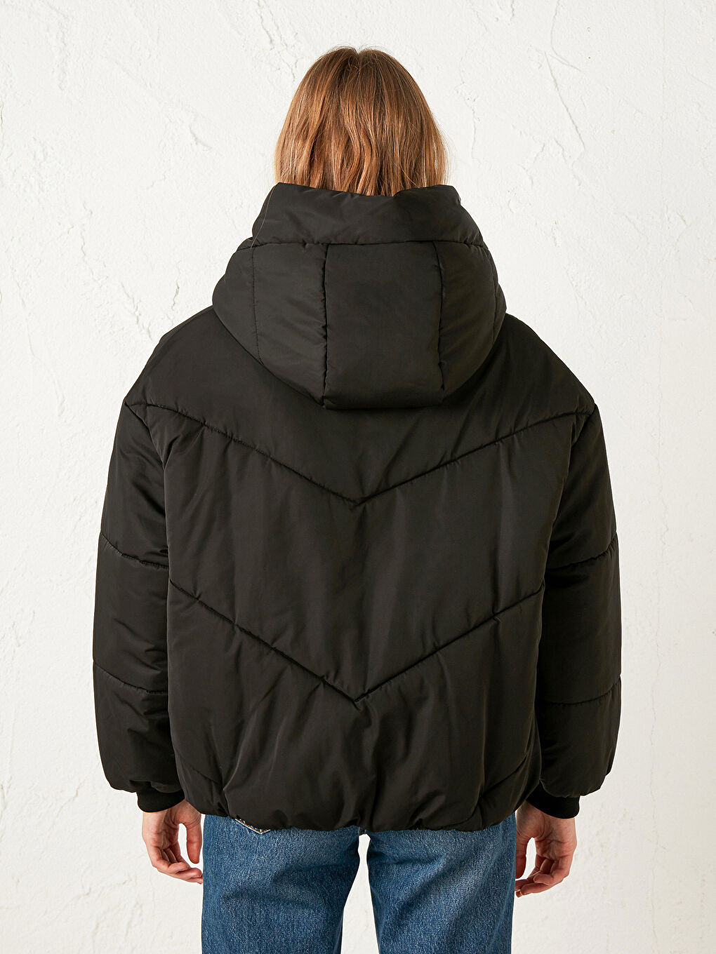 Siyah Kapüşonlu Uzun Kollu Kadın Şişme Mont-3